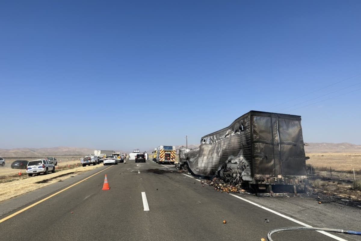 La camioneta con dos ocupantes golpeó un semirremolque, chocando contra el camión de bomberos. Uno de los bomberos que apagaba el incendio del tráiler estuvo a punto de ser atropellado por ese vehículo.