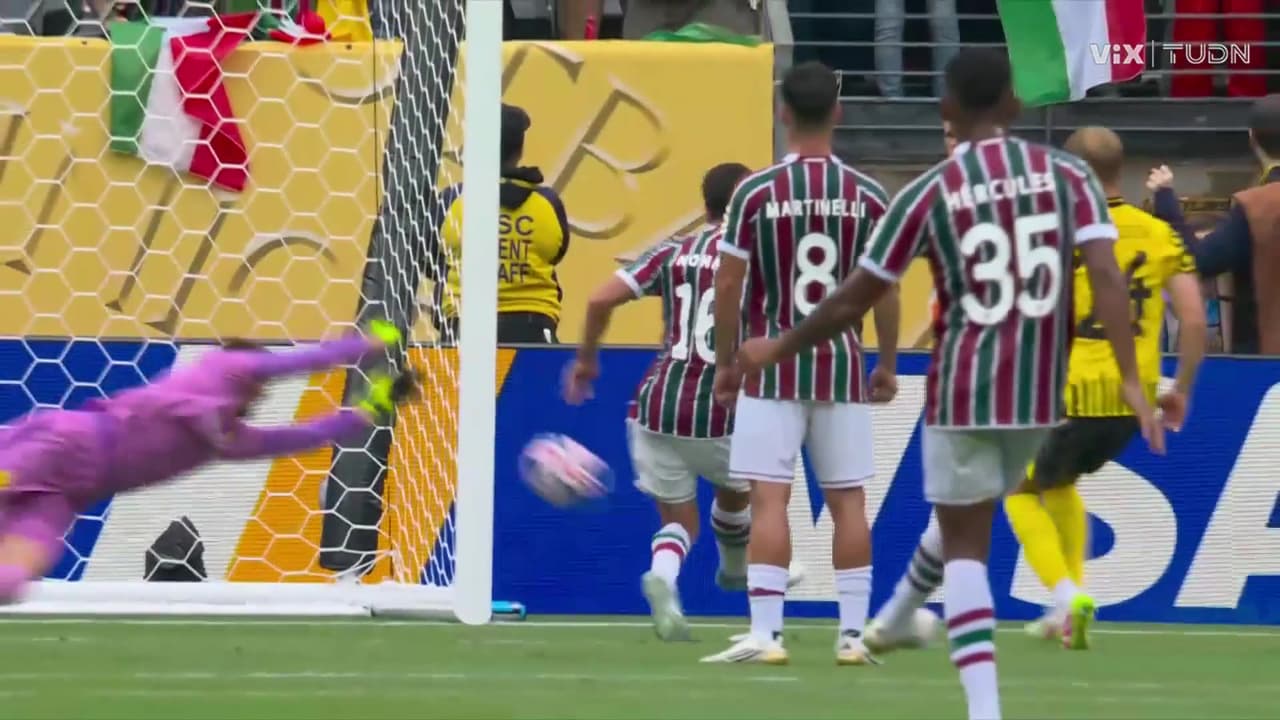 ¡Doble atajada enferma de Kobel que salva al Dortmund!