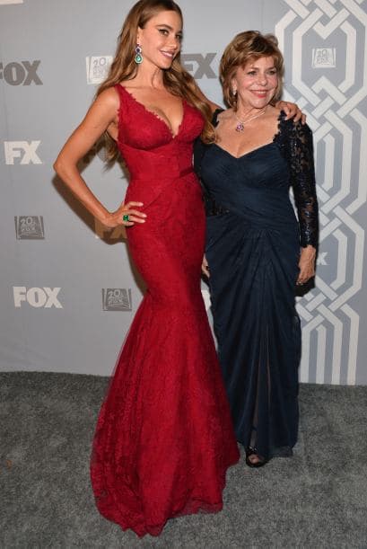 Los trajes que lucieron las damas en los Premios Emy demuestran que el arte de llamar la atención estaba concentrado en llevar y lucir cada pieza, regia, con detalles inesperados, como un toque de color o simplicidad de líneas. Telas suaves o flotantes, colores sosegados o llamativos, diseños sobrios o atrevidos. Míralos todos y ¡copia lo que más te guste!, ahora llega la temporada de fiestas y tú puedes lucir como las estrellas.