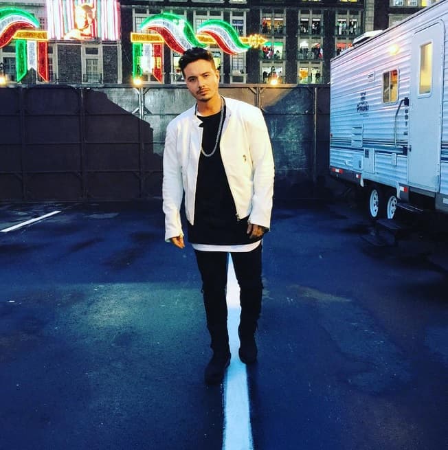 El cantante estaba muy feliz de poder presentarse en la celebración más importante de los mexicanos.