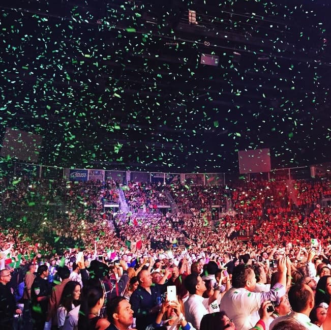 Así fue como los fans del 'Potrillo' festejaron el Aniversario de la Independencia de México.