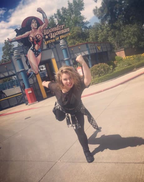 También comparte lindos momentos de su día a día, como cuando se comparó con 'Wonder Woman'.