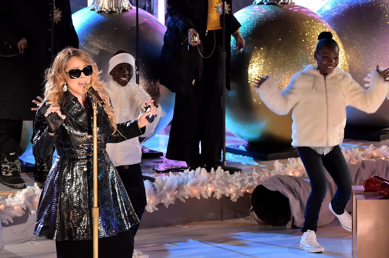 En uno de los videos musicales del sencillo aparece el productor entregándole un regalo a Mariah.