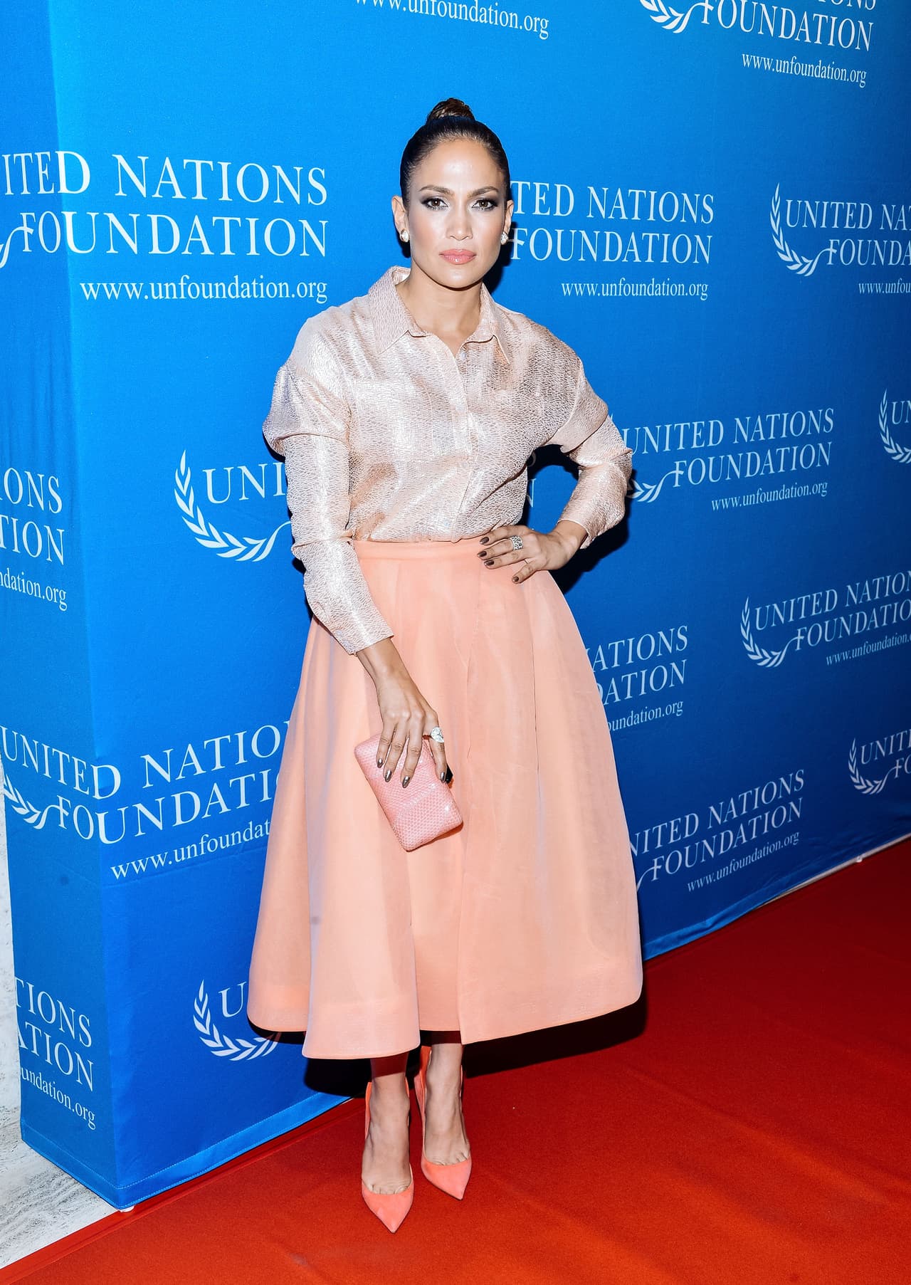 Lo que nos queda claro es que para ser elegante, Jennifer se pinta sola.