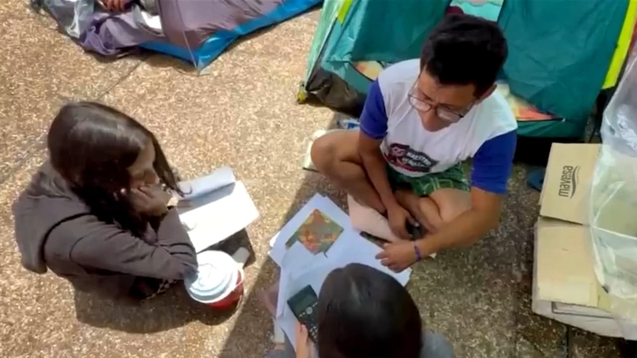 "Es lo que llevo en el corazón, me gusta enseñar": Conoce al profesor que improvisó una escuela tras sismos en Venezuela