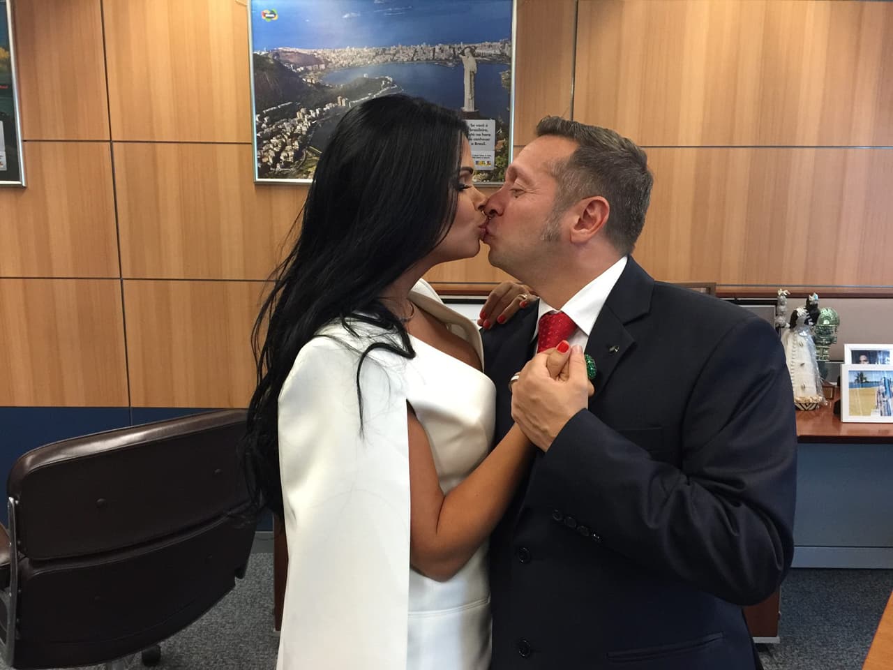 Santos publicó varias fotografías en las que posaba cariñosa junto al nuevo ministro de Turismo de Brasil, Alessandro Teixeira.