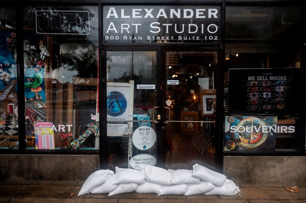 Sacos de arena fueron colocados frente a este estudio, en el centro de Lake Charles, Louisiana, antes de la llegada del poderoso huracán Laura.