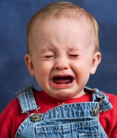 Constipación: La padecen casi el 3 por ciento de los niños. Y se trata de bebés o pequeños que van poco al baño a hacer materia fecal o que, cuando lo hacen, lloran del dolor. ¿Cuándo está constipado? Cuando hace menos de 3 veces por semana “popó” o cuando sus evacuaciones son dolorosas. Síntomas: fisuras en la cola, rechazo a hacer caca, ausencia de fibras en su dieta, baja cantidad de deposiciones, dolor en la pancita, ensucia su ropa interior, falta de apetito, infección urinaria e incontinencia urinaria.