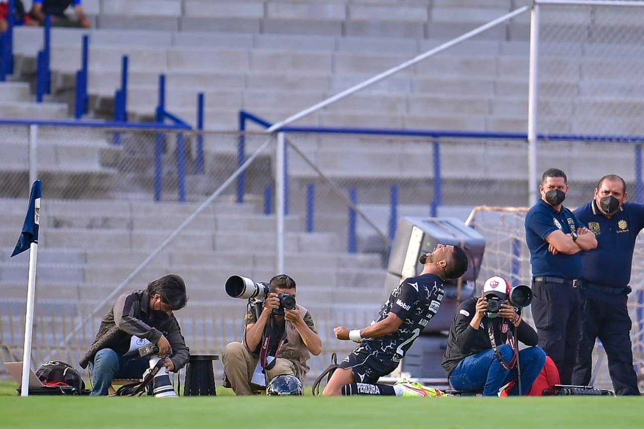 Siete minutos después, un forcejeo en el área de Pumas terminaba en un penal riguroso a favor de los Rayos que Rodrigo Aguirre no perdonó para el 0-2.