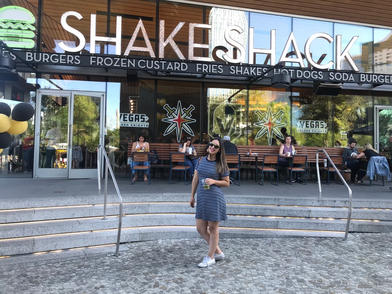 La locutora confesó que ella y su hermana aman las hamburguesas de
<b>Shake Shack</b> y cuando se enteraron que había uno en
<b>Las Vegas</b>, se convirtió en visita obligada durante el primer día.