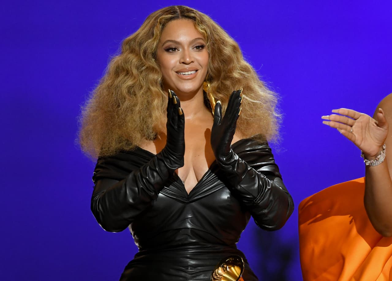 <b>Puesto 14: Beyoncé, cantante</b>.
<br>
<br>
<b>282.7 millones de seguidores en redes sociales.</b>
<br>
<br>
<a href="https://www.instagram.com/beyonce/"><u>Instagram</u></a>: 187 millones de seguidores
<br>
<br>
<a href="https://www.facebook.com/beyonce"><u>Facebook</u></a>: 57 millones de seguidores.
<br>
<br>
<a href="https://www.youtube.com/channel/UCuHzBCaKmtaLcRAOoazhCPA"><u>Youtube</u></a>: 23.2 millones de seguidores.
<br>
<br>
<a href="https://twitter.com/Beyonce"><u>Twitter</u></a>: 15.5 millones de seguidores.