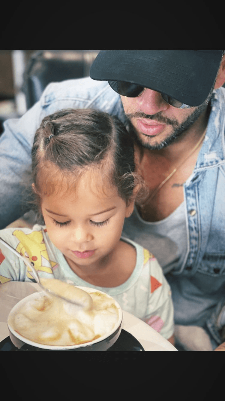 Él no solo ha enseñado a sus hijas a hacer muchas cosas, sino que también ha aprendido de ellas a mejorar como papá y persona.