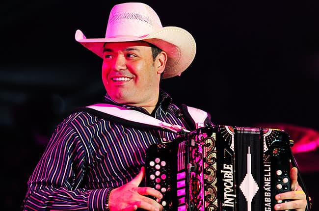 El texano Ricky Muñoz además de cantar, componer y producir, es un excelente acordeonista y aunque lo han querido comparar con otros músicos (Beto Zapata), ha demostrado tener un estilo único con el que hace brillar cada uno de los temas del grupo 'Intocable'.