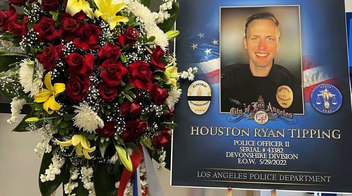 Policía murió "en trágico accidente", pero su madre alega que fue golpeado en entrenamiento