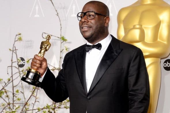 El director inglés Steve McQueen al aceptar el "scar por la mejor película ¨12 Years a Slave" en la celebración de los "scar en el Hollywood & Highland Center el 2 de marzo de 2014, en Hollywood, California.