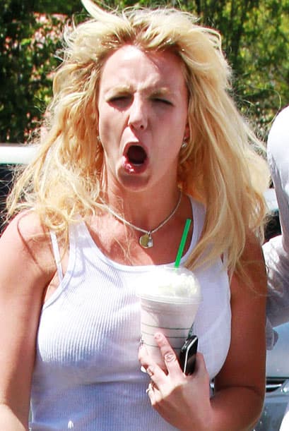 Y advirtió sin tapujos a sus críticos: "Si no te gusta lo que ves,
<b> <a href="https://www.univision.com/famosos/a-britney-spears-le-duele-lo-que-comentan-en-sus-redes-sociales-y-envia-un-fuerte-mensaje-fotos" target="_blank">¡deja de seguirme!</a></b> ¡La gente trata de matar la esperanza porque la esperanza es una de las cosas más vulnerables y frágiles que existen!".
<br>