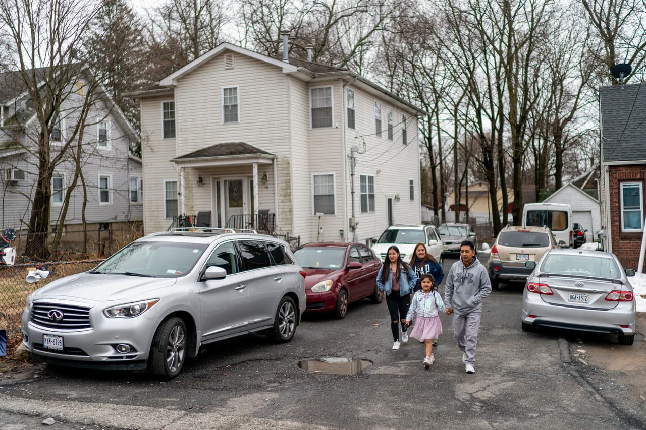 <b>8. Spring Valley (Nueva York)</b>
<br>Mujeres y niños de Ecuador se han dirigido de forma masiva a Spring Valley (Nueva York) como su destino inicial tras cruzar la frontera sur de Estados Unidos, según la investigación de AP.
<br>
<br>