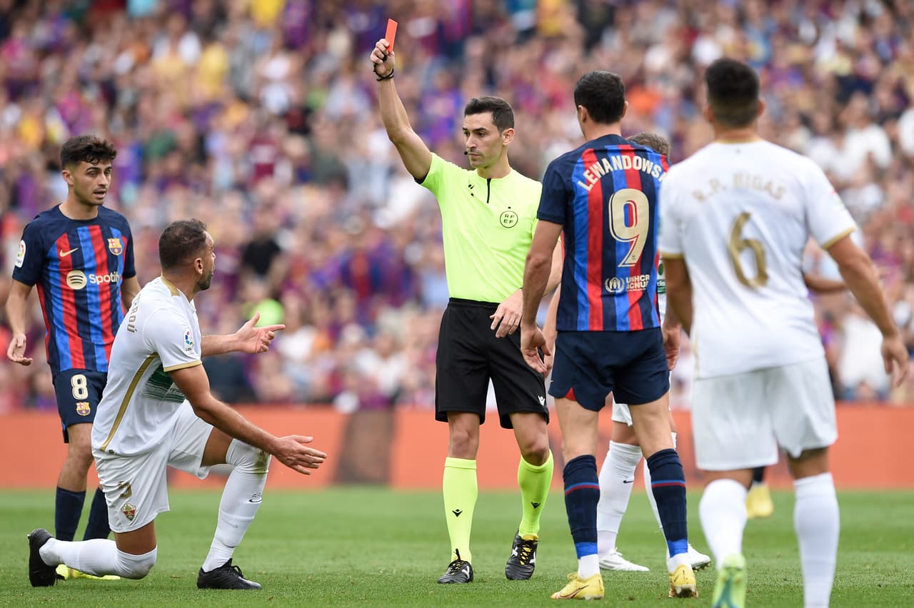 Lewandowski contribuye también a que Elche se desesperara y se quedara con un hombre menos desde los 14 minutos por la expulsión de Gonzalo Verdú.