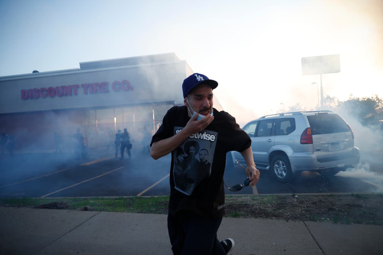 En la tarde del jueves las manifestaciones subieron de tono en Minneapolis, después de que el fiscal del condado de Hennepin, con jurisdicción sobre esa ciudad, anunció que de momento no presentarían cargos a Chauvin.