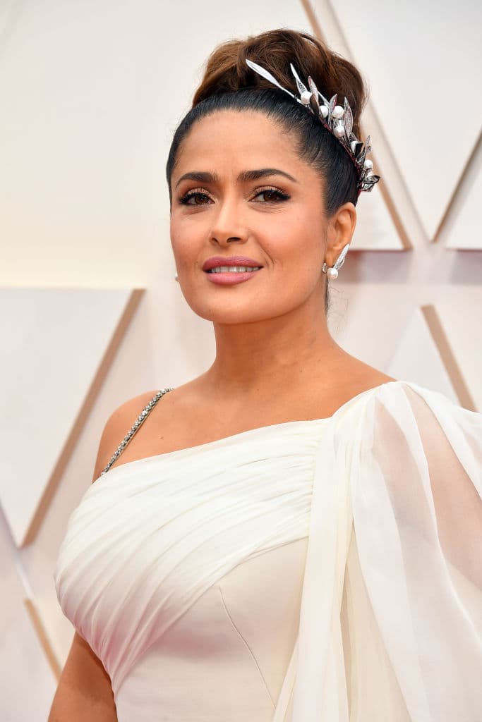 <b>Salma Hayek</b>
<br>
<a href="https://www.univision.com/famosos/salma-hayek-marvel-pelicula-eternals">La veracruzana</a> comenzó su carrera en 1988, en las telenovelas mexicanas. A mediados de los 90 llegó a Hollywood, donde ha protagonizado películas como ‘Frida’ y ‘Savages’, y en este 2021 al fin pudo aparecer en un proyecto de superhéroes.
