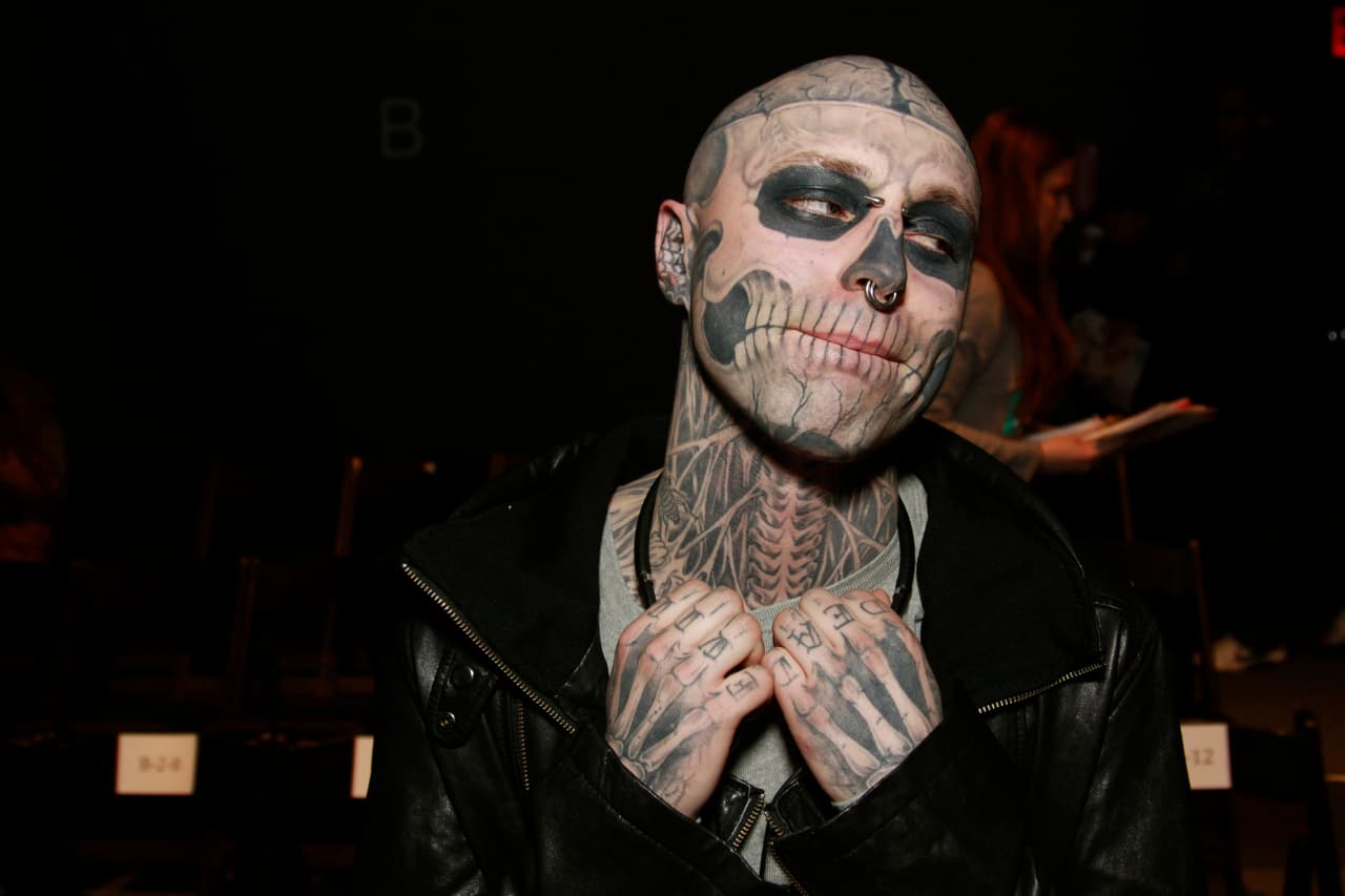 El modelo de 32 años protagonizó diversas portadas de revistas y pasarelas. Además, llamaba la atención por tener el cuerpo lleno de tatuajes.