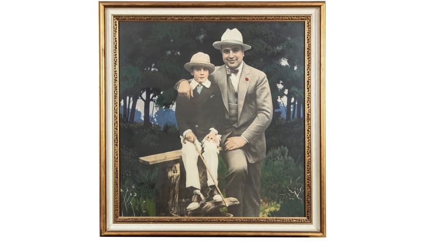 Entre los extravagantes objetos se encuentran fotos familiares como la que se observa en la imagen con su hijo, Sonny Capone.