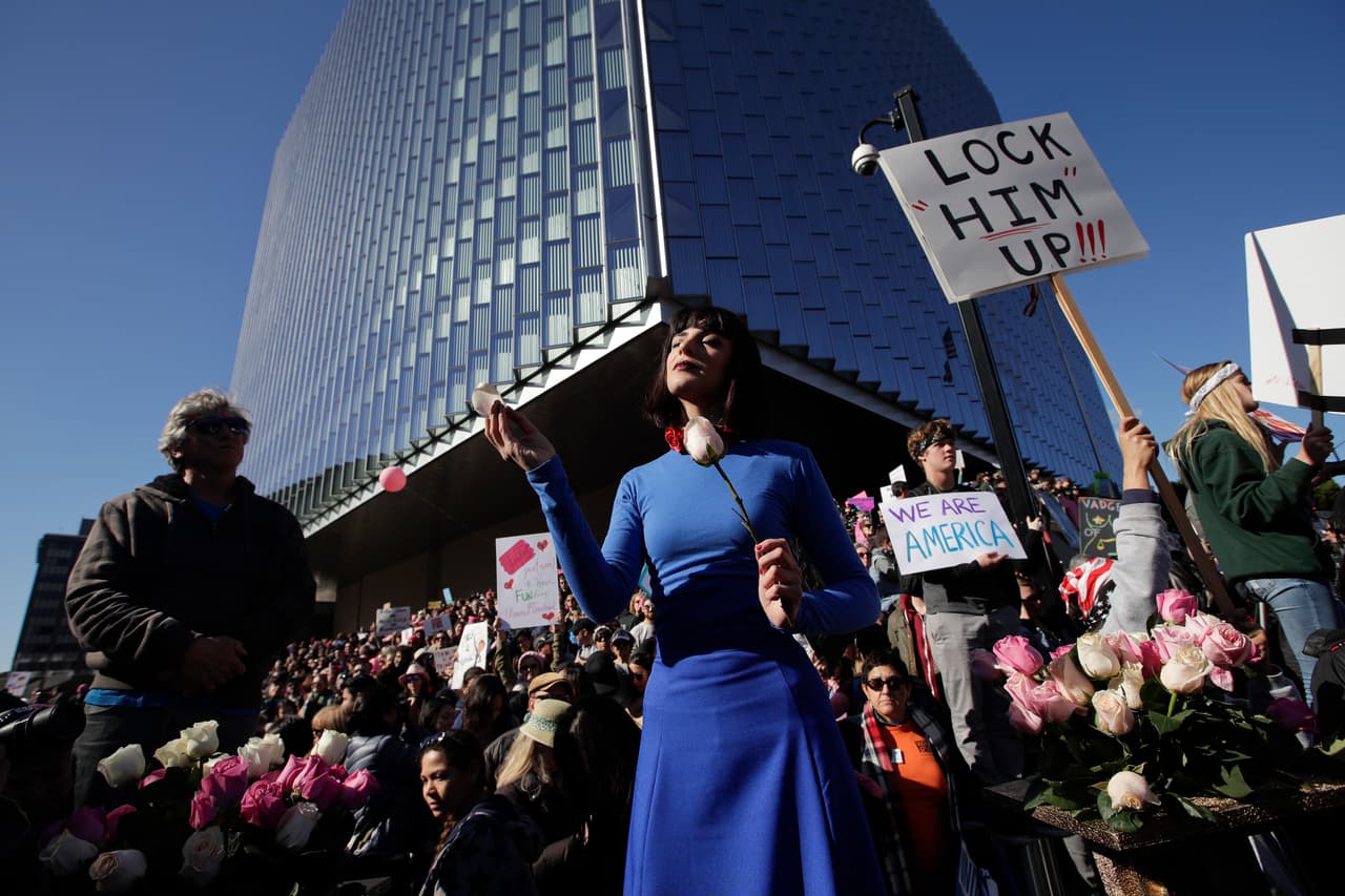 Miles de personas marcharon en Los Ángeles contra el gobierno de Trump.