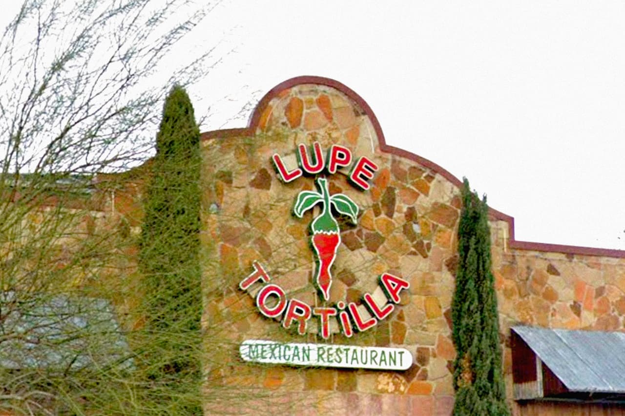 <b>Puesto 19. Lupe Tortilla.</b> Esta cadena fue fundada en 1983 en Houston, Texas. En 2019 obtuvo una ganancia de 127 millones de dólares en dos decenas de restaurantes, ubicados en 
<a href="https://www.tex-mex.com/"><u>Houston, San Antonio, Dallas y Austin</u></a>. Esta lista se basó en el informe de 
<a href="https://www.restaurantbusinessonline.com/top-500-2020?year=2020&page=3#data-table"><u>Restaurants Business</u></a> publicado a mediados de 2020, donde se aclara que los datos son aproximados. El desempeño de algunos de estos negocios se ha visto afectado por la pandemia de 
<a href="https://www.univision.com/temas/coronavirus"><u>covid-19</u></a>.