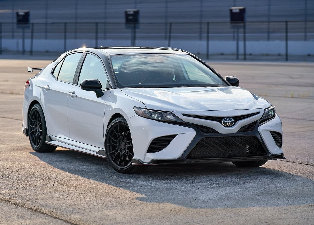 <h3 class="cms-H3-H3"><b>6. Toyota Camry</b></h3>
<br>
<br>294,348 unidades vendidas durante 2020.
<br>
<br>Comparado al 2019, las ventas del Toyota Camry cayeron un 13%.