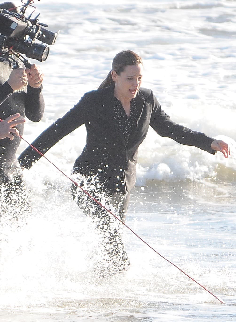 Jennifer se metió con todo y traje al mar.