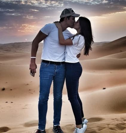 Por sexto año consecutivo, la pareja celebró su cumpleaños por partida doble y la también empresaria lo recordó con este mensaje: "...en este tiempo me he dado cuenta de las cosas positivas de cumplir años el mismo día amor, y es que nunca se nos olvidará el cumpleaños del otro, nuestra energía ese día vibra igual por la emoción de recibir felicitaciones de la gente que nos ama”.