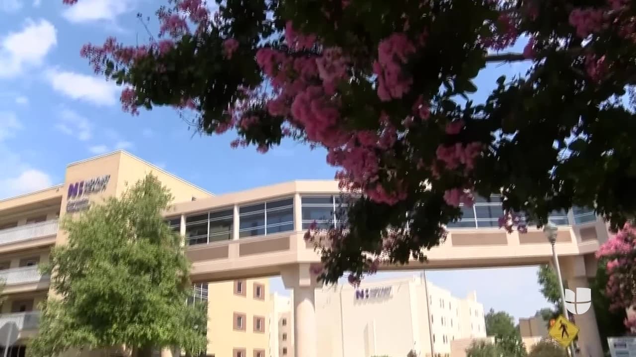 Una pareja de esposos de 48 años de casados murió el mismo día en Salisbury, Carolina del Norte. Cuando sus condiciones de salud se debilitaron, el personal del hospital hizo hasta la imposible para unirlos de nuevo: "Murieron juntos tomados de la mano", confesó el hijo. 
<a href="https://www.univision.com/local/north-carolina-wuvc/tomados-de-las-manos-pareja-de-esposos-muere-por-coronavirus-el-mismo-dia-en-carolina-del-norte">Reportaje ampliado.</a>