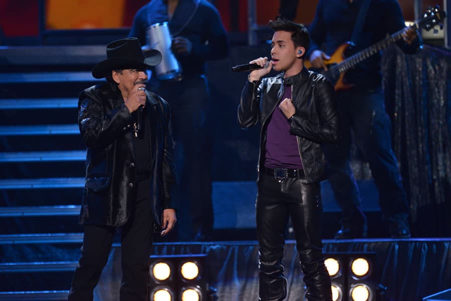 De pronto, Joan Sebastian apareció en el escenario para acompañarlo.