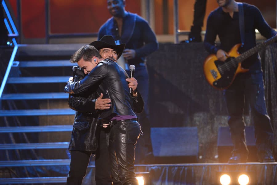 Al final ambos se dieron un abrazo muy profundo.