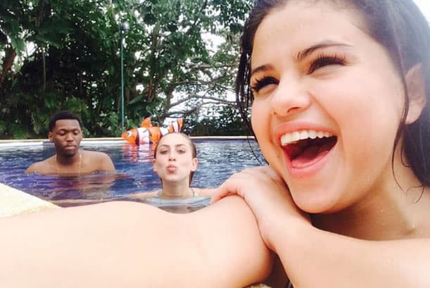 "As I finish some of the album, I love reflecting on the journey. Here's a throw back to us during a break in México where I came up with title of the album and 4 of the tracks. #WhatsHitLookinAtTho". Como verán cualquier momento es bueno para inspirarse.