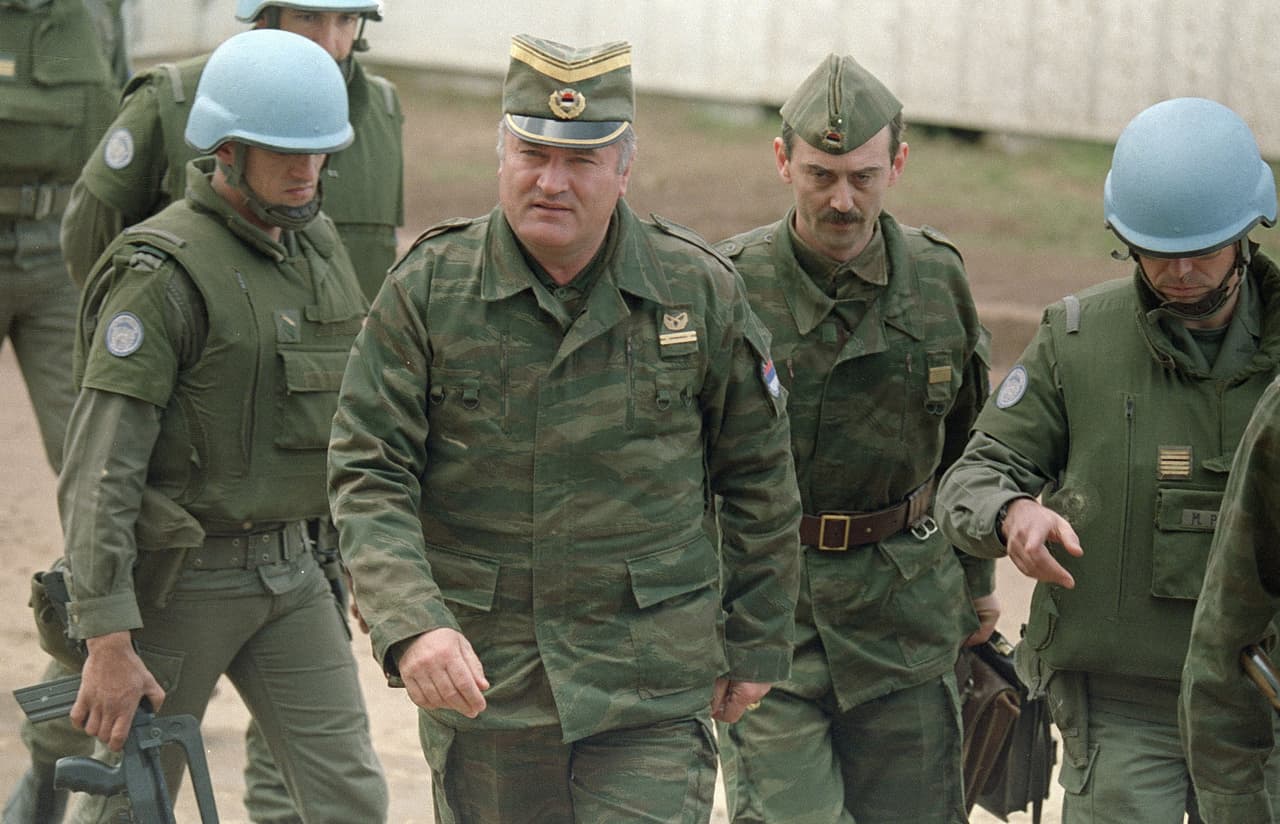 Ratko Mladic, líder de las tropas serbobosnias y responsable de la matanza, se escondió en Serbia al final de la guerra. Fue rastreado y arrestado en la casa de un familiar ubicada en un lugar remoto en 2011, después de 16 años huyendo.