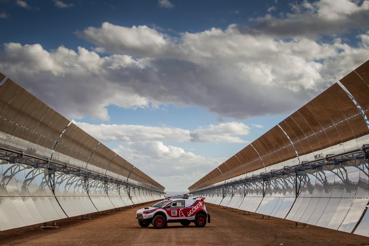 En su
<b>techo</b>, el Acciona 100% EcoPowered trae como as bajo la manga un
<b> enorme panel solar</b>, que funciona de fuente de energía, aunque no tanto para el motor eléctrico, si no para las comunicaciones e
<b>instrumental</b> del auto en su habitáculo.