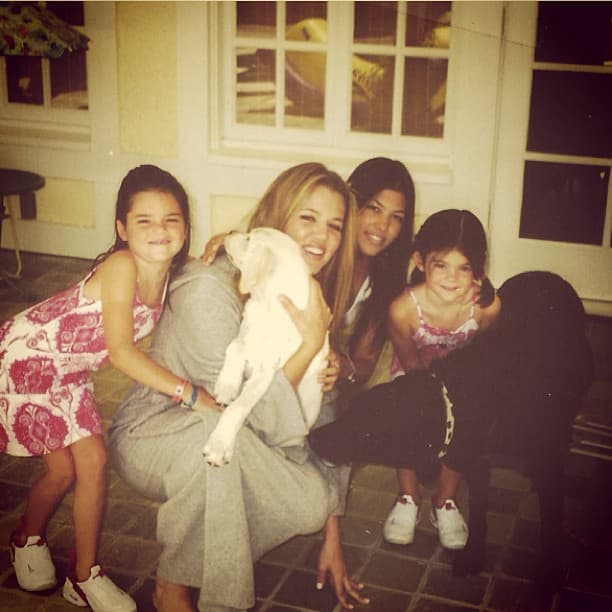 Con el matrimonio de su madre con Bruce Jenner (actualmente Caitlyn Jenner), en 1991, llegaron las hermanas más pequeñas de Khloe: Kendall, en 1995 y Kylie en 1997. Con ellas la empresaria ha tenido una relación diferente de la de sus otras hermanas debido a la diferencia de edad.