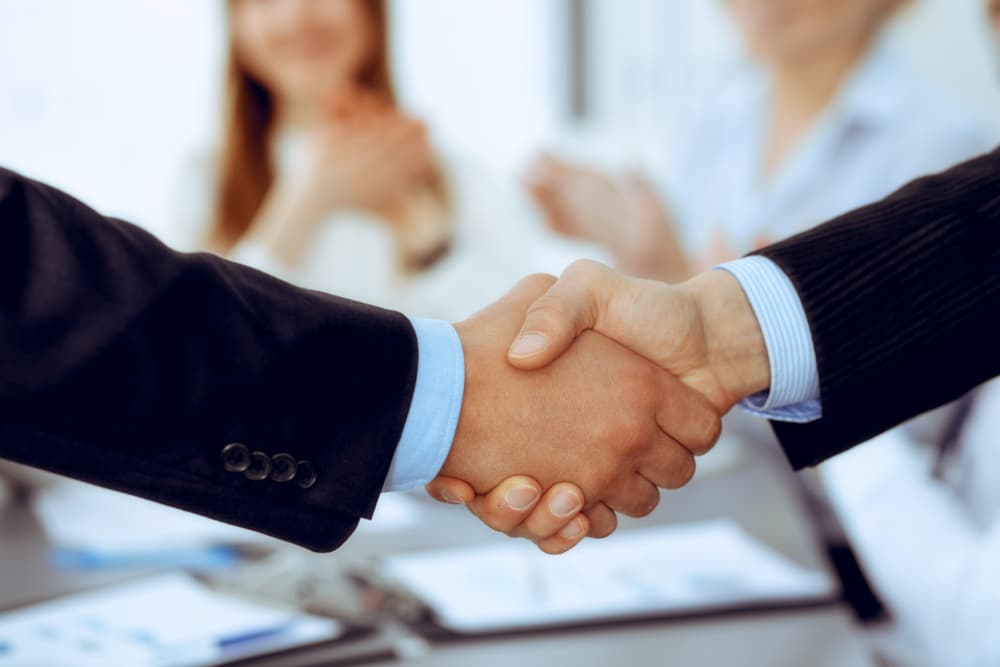 Cuando llegue el plenilunio del 14 en Piscis, que es un signo muy compatible contigo, tu paisaje astral se conmociona. Estarás a punto de recibir un regalo de alguien que está muy lejano y tendrás éxito en la terminación de un negocio con un extranjero. Un asunto legal se resuelve a tu favor y obtienes la compensación económica esperada.