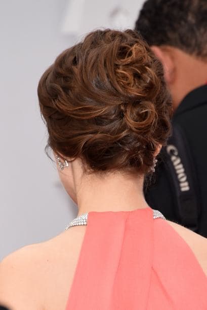 Un recogido romántico se logra con rizos, algunos sujetados y otros sueltos, lo que le aporta textura al 'look' en general.