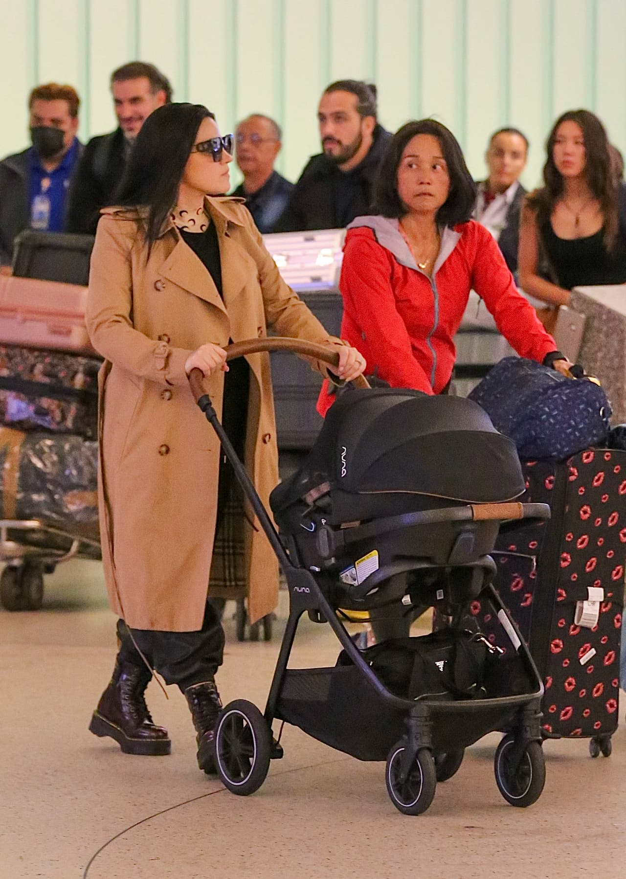 Maite Perroni empuja la carriola de su hija Lía en el aeropuerto de Los Ángeles