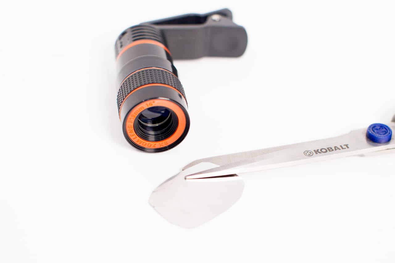 <b>4.- Teleobjetivo, accesorio económico. </b>
<br>Para hacer una toma mejor es necesario un teleobjetivo para Smartphone. Este accesorio puede ser económico (alrededor de los 10 dólares) y se puede comprar en las tiendas por departamentos, electrónicas o jugueterías. Es recomendable un teleobjetivo de al menos 8X, para acercar lo suficiente el sol. 
<br>