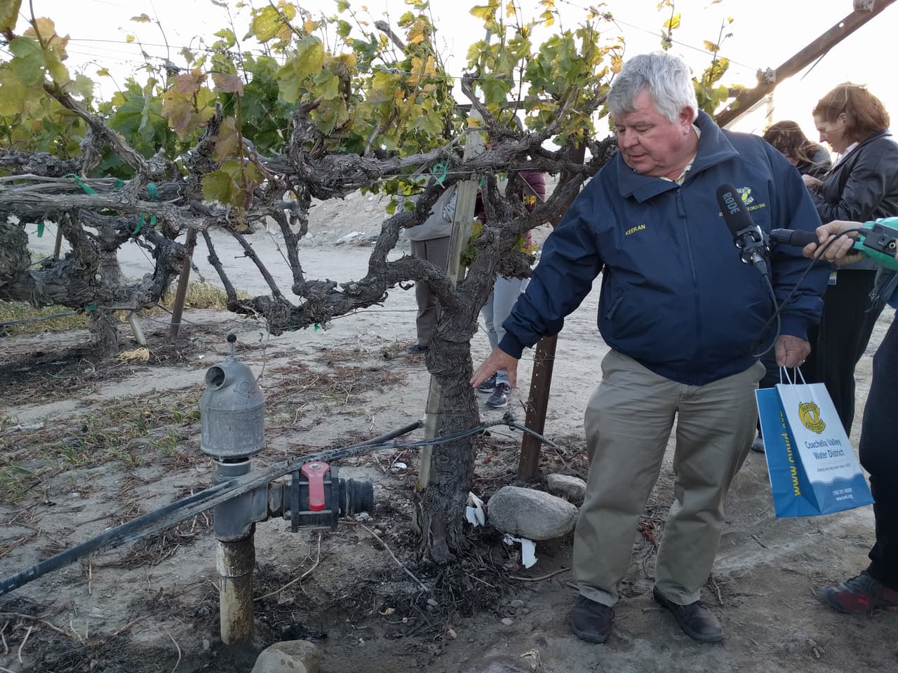 Robert Keeran, de la División de Aguas del Valle de Coachella, asegura que técnicas como el riesgo por goteo se utilizan en algunos cultivos para minimizar el desperdicio del líquido.