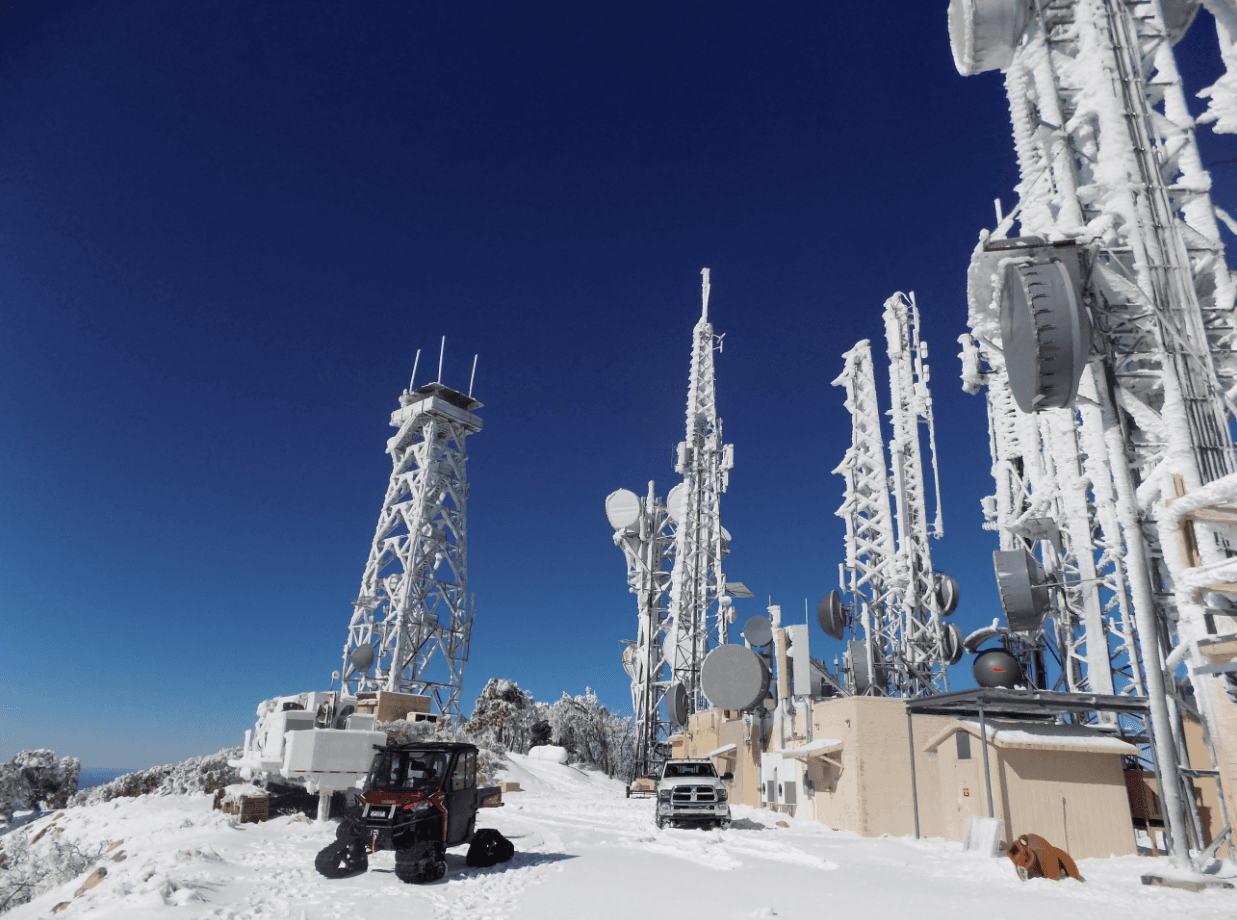 Una interrupción en los servicios de comunicaciones de radio durante la tormenta podría haber sido devastadora para los equipos de emergencia que estaban tratando de ayudar a los conductores varados, limpiando caminos cubiertos de nieve y ayudando con otras emergencias relacionadas con las tormentas.
