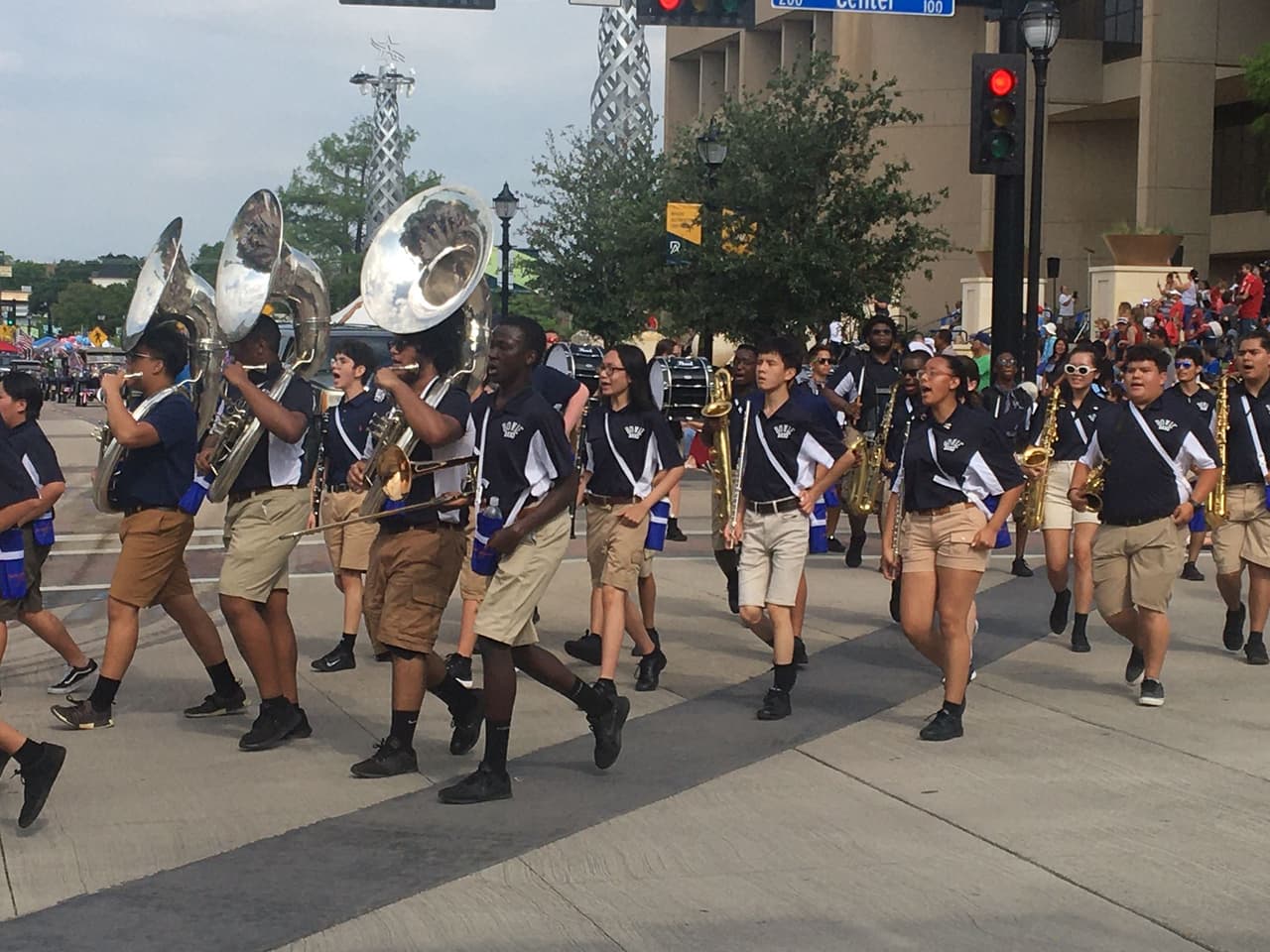 <br>Docenas de carrozas, bandas de música y otras entradas patrióticas participaron en el evento.
<br>