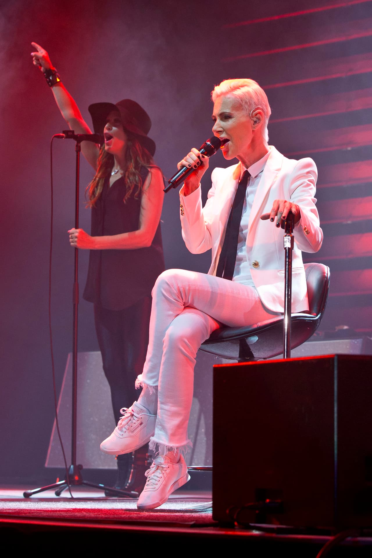 En su autobiografía, 
<b><a href="https://www.amazon.com/gp/product/B01GG3EJS8/ref=dbs_a_def_rwt_bibl_vppi_i0" target="_blank">'Listen to my heart'</a></b>, la sueca contó el impacto que el cáncer tuvo en su vida: "Por fin, siento que 
<b>me he reconciliado</b> por tener que vivir con una lesión por radiación. Así es como resultó", escribió, según lo reseñado por la 
<b><a href="https://www.bbc.com/news/entertainment-arts-50730052" target="_blank">BBC. </a></b>
<br>