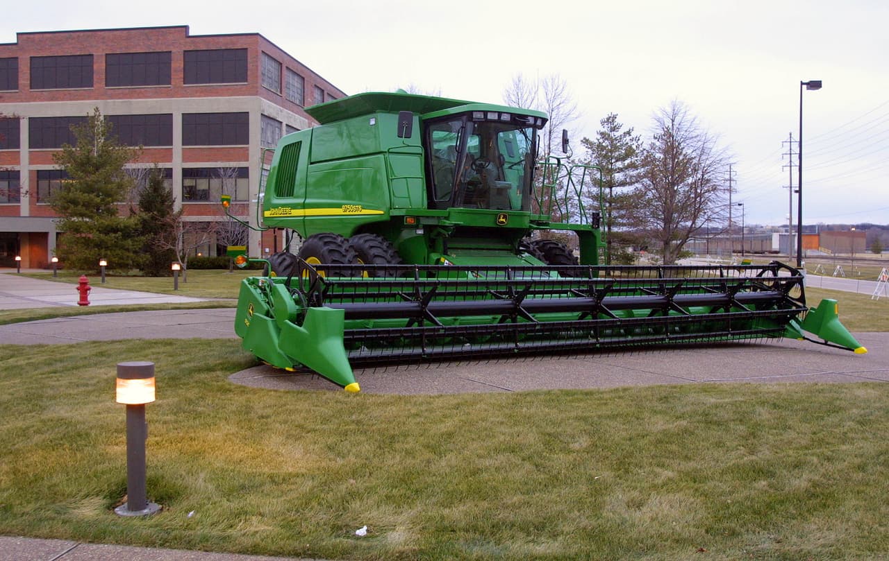 John Deere cuenta con 14 plantas de producción en diversos puntos de Estados Unidos. Los empleados están representados por el sindicato 
<b><a href="https://uaw.org/" target="_blank">United Auto Workers</a></b> (UAW).