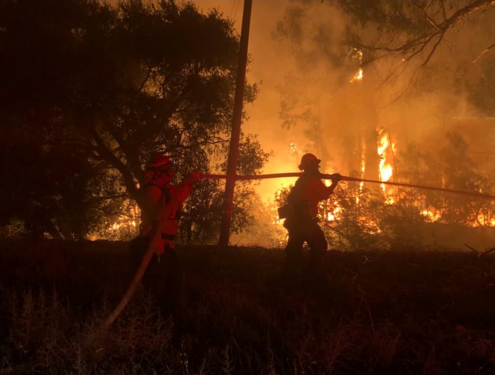 Los bomberos están en una batalla campal contra el fuego, que explotó el viernes por la noche en medio de temperaturas de 100 grados y peligrosos vientos 'sundowner' que hicieron que el incendio fuera imposible de controlar en Goleta. 
<b>Mike Eliason / Santa Barbara County Fire</b>
