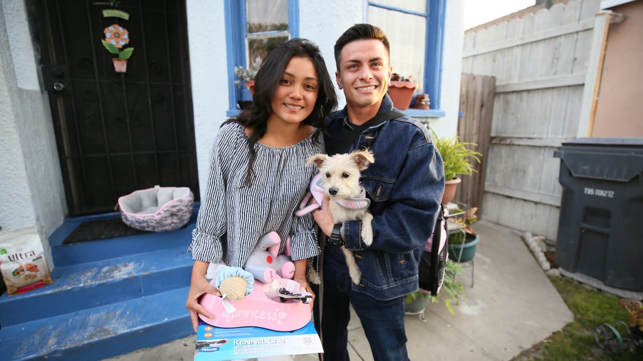 Felipe se registró en la promoción de #BMFAlRescate y, gracias a eso, ahora tiene a su perrita Chiquis que le fue entregada por los locutores, quienes cubrieron los gastos de adopción.