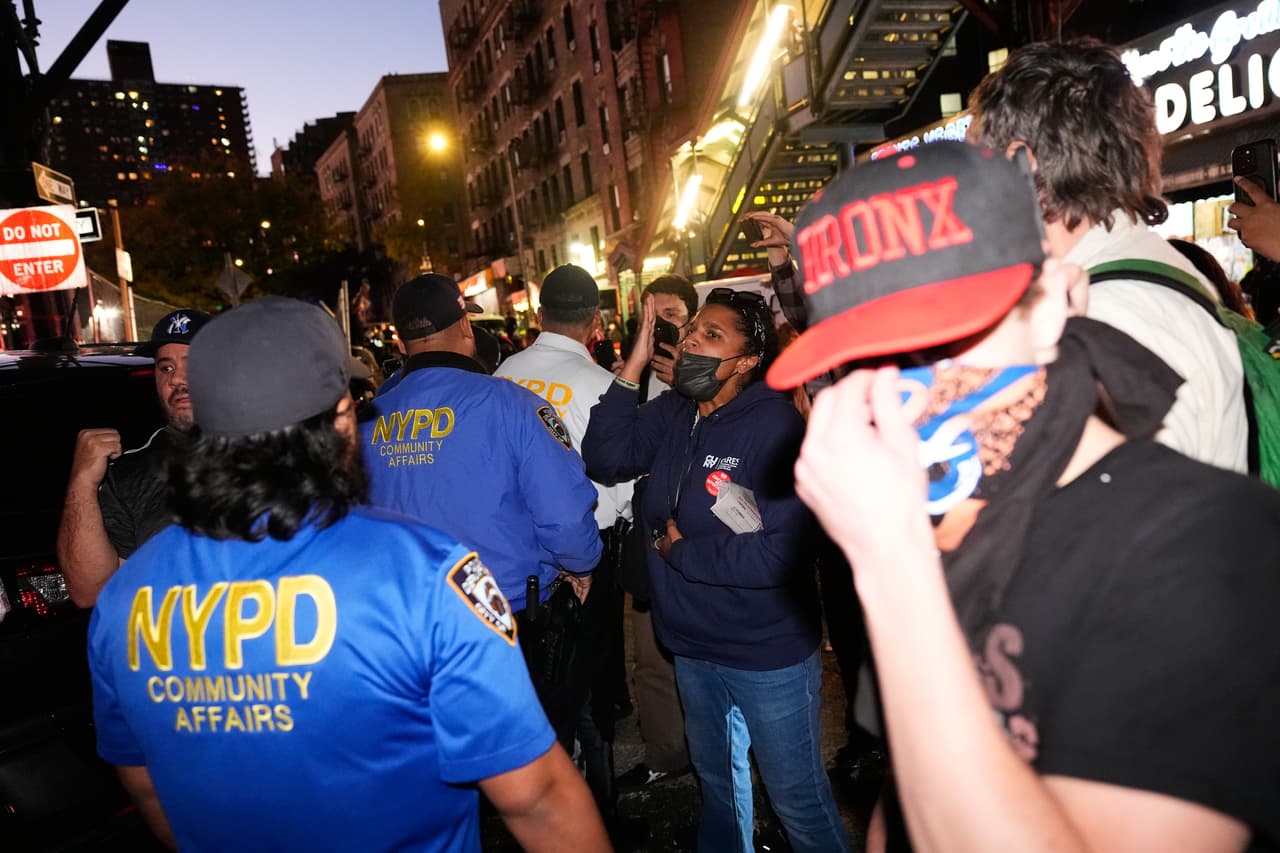 Personas se enfrentan a las fuerzas del orden cerca del lugar de un tiroteo el jueves 8 de octubre de 2026 en Nueva York.